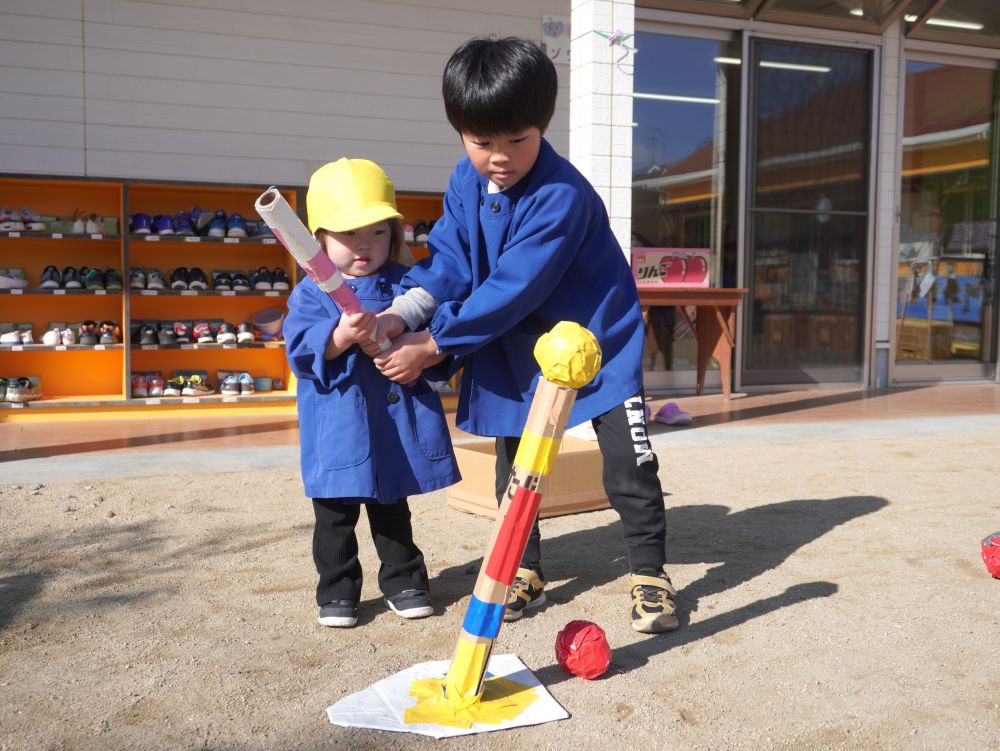 お兄ちゃんお姉ちゃんってすごい！楽しい！大好き！
キリン組への憧れの気持ちが大きくなる・・・♡



「こーやって…ボールをえいって打つ！」
一緒にやってあげる♡