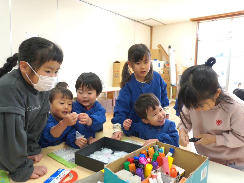 大繁盛のシール屋さん！！
「ぷにぷにしてるね～」
「アンパンマンがあるー！」
「お絵描きしたいー！」
小さいクラスの子が好きそうなキャラクターの絵や
ぷにぷに・ふわふわな触感に
興味をそそのかされる・・・♡