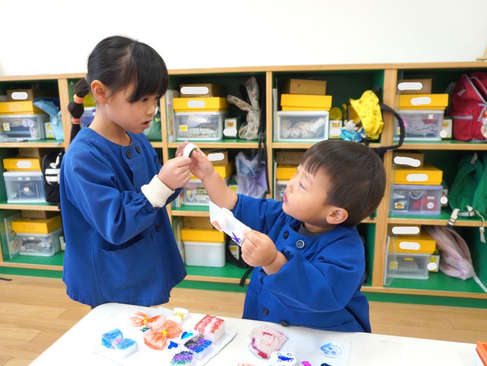 「これがほしいのー！ふわふわー！」
「これ？いいよ！カードに貼ってあげるね！」
ヒヨコ組になると言葉のやりとりが自然になってきました♡