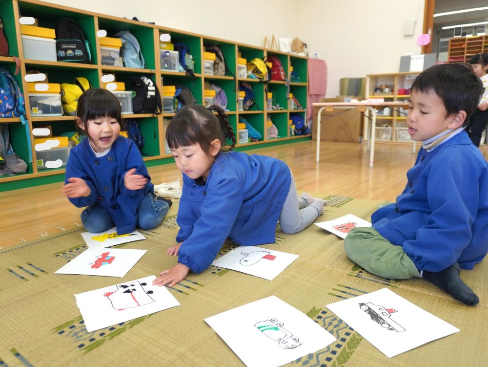 「すごい！」と盛り上げる…
難しい時は一緒にやってあげる…
「大丈夫だよ」と手を引いてあげる…
キリン組さんの優しい行動で
小さいクラスの子は安心して楽しめました♡



「救急車どーれだ？」
「あった！」
「すごーい正解！！」
小さいクラスの子用に作った絵カード♡