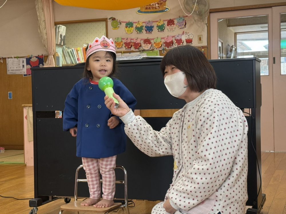 今月のお誕生日さんは、Rちゃんひとり・・・
最初は緊張していつもの笑顔は見られなかったけど、
「お名前は？」
と聞いてみると、小さい声で
「Rちゃん」
と答えることができました♡