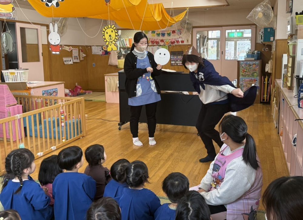 先生の出し物はみんなの好きな『かんたろう』
が出てきます。

かんたろうが雪だるまの体を北風で「ヒュルーン」
と持って行ってしまいます。
いろいろな体をつけてみるけれど、
なんだかしっくりきません。
みんなで「かんたろう～」と呼んでみると、
⛄の体は元通りに・・・よかったね！

