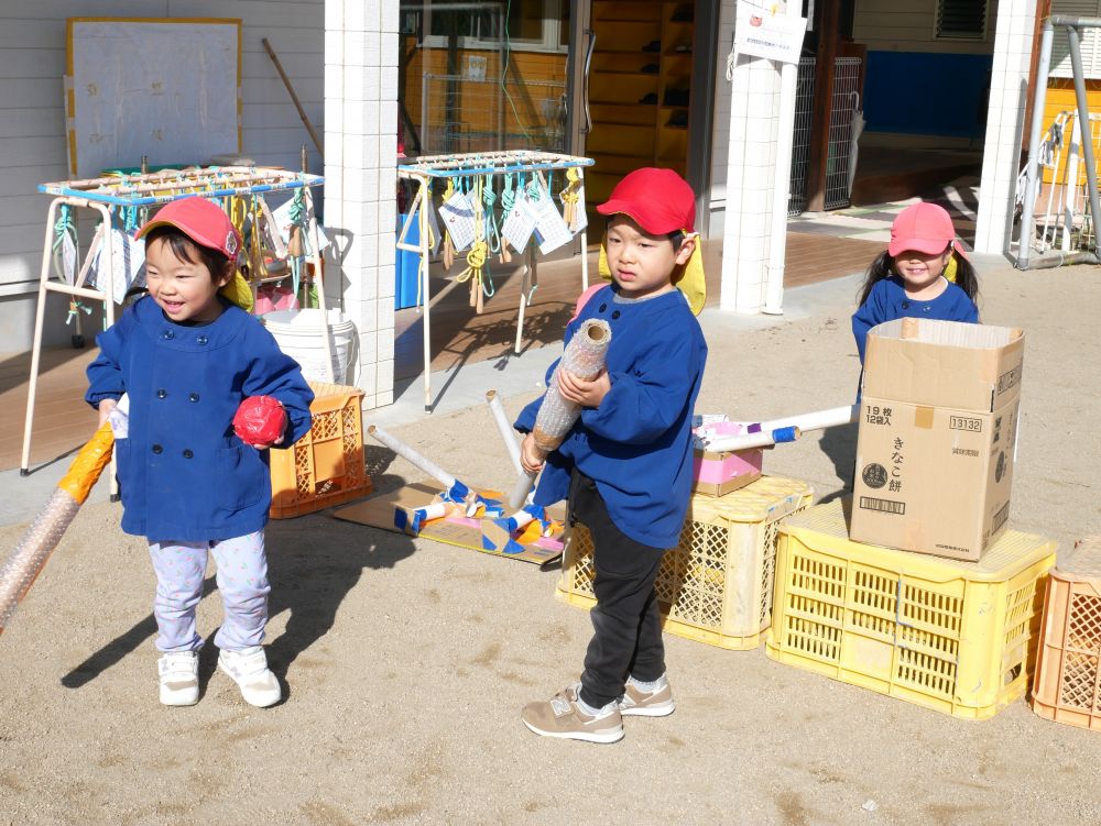 “お兄ちゃんたちが教えてくれた”
“これおねえちゃんがくれた”
キリン組さんに声を掛けてもえる事が
嬉しくて♡喜びを表情で・・・言葉で・・・
表現する姿がみられました



『これRちゃんが使ってって言ってくれた』
『これはHくんのバットなんだって～』
自分にぴったりのバットを選んでもらい
大事そうに握り締めます♡

