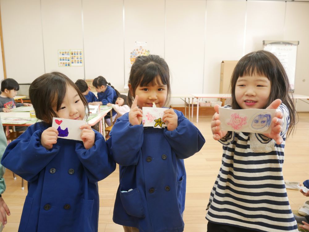 『自分で作ったの～』
『描いた絵がボンボンドロップシールになったんよ！！』
『シール帳ももらったよ』
今流行のシールが友達と一緒に作れるなんて♡
まるで夢のよう・・・とばかりに喜んでいました
キリン組さんありがとう♡
