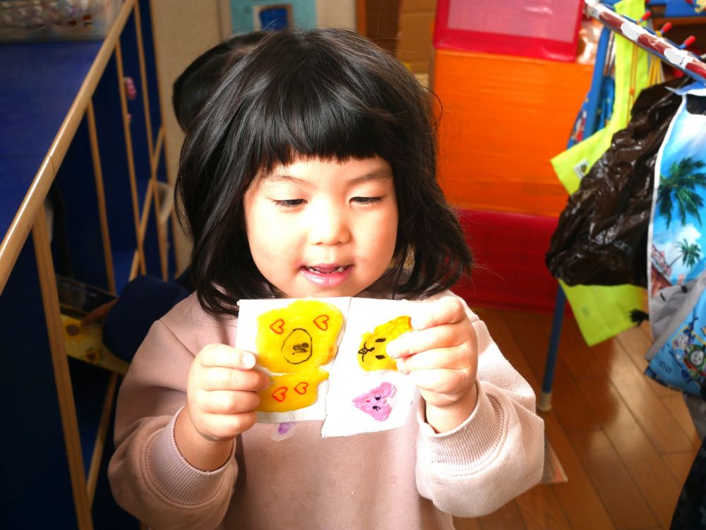 リス組の保育室に帰っても
何度もシールを見返すTちゃん
『これね・・・Sちゃんが作ってくれたの』
『めっちゃ嬉しかった』
大事な大事な宝物になりました
