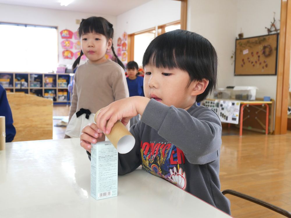 興味がある事に積極的に挑戦！！
昨日のキリン組さんのお店屋さんへ行った経験から
“作ってみたい”　さっそく試してみます



『これとこれくっつけたいんだけど・・・』
『上手くくっつかないんだよね・・・』
テープの貼る位置やトイレットペーパーの芯を置く場所など
試行錯誤するHくん