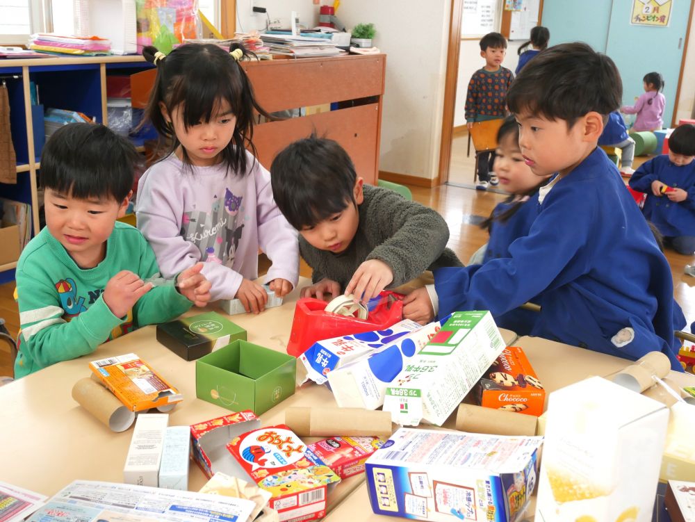 上手くテープがちぎれないので・・・
みんなで協力です！！
『押さえておこうか？』
『ビリって引っ張ってみて？』
