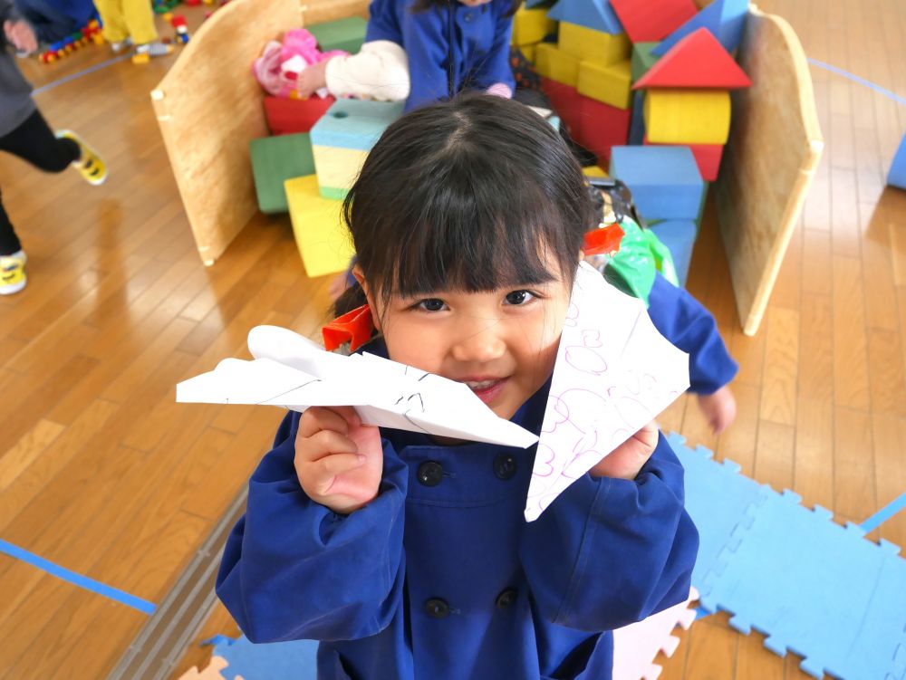 『自分で紙飛行機折れるようになったよ』
友達がしている様子を見たり・・・
年上の子に教えてもらったりしながら
自分で出来る事がたくさん増えてきました♡
