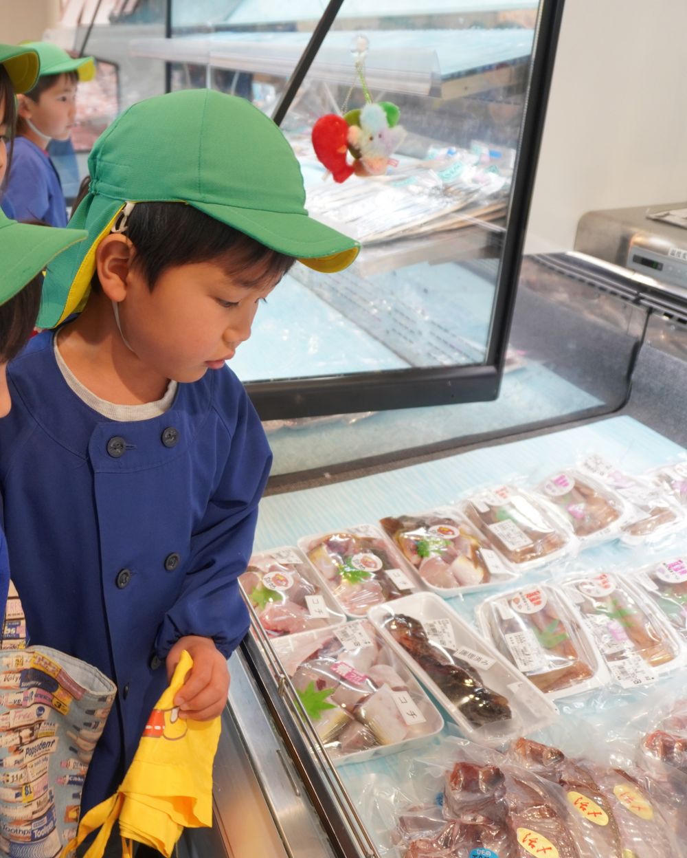 ２月１７日、地域交流の一環として「えぇじゃん尾道」さんへ見学に行かせていただきました！
１９日の給食やおやつで、尾道が誇る特産品の“わけぎ”を使用するので、その買い出しも兼ねています♬

行く前日、みんなで買い物に必要な物など話し合いました。
お金はもちろんですが、「エコバック！」という意見も出してくれた子ども達。
さすがキリン組さん、買い物にも慣れている様子です。

当日、店内でのお約束などをみんなで話し合い、エコバックを持ち、えぇじゃん尾道さんへ出発！！