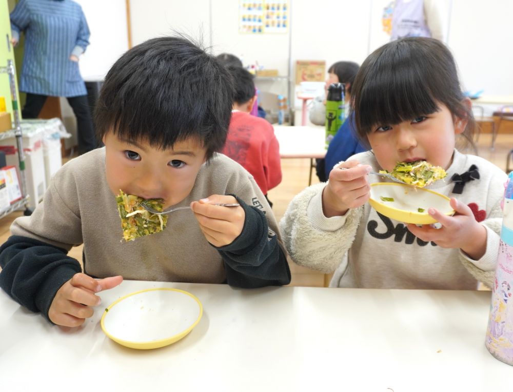 １９日、給食やおやつに“わけぎ”が登場！
「あっ、これぼくたちが買ってきたやつ？」
「やった～！食べるの楽しみだったんじゃ～」と嬉しそうな子どもたちの声♡

おやつには、わけぎをたくさん使った“チヂミ”を食べました。
みんな、大きな口でかぶりつき、自分たちが選んだわけぎの味にうっとり♡
「わけぎの緑のとこより、白いとこの方が甘いよ！」
と教えてくれる子も！
部位によって味が違うと気付くなんて、素晴らしい♡