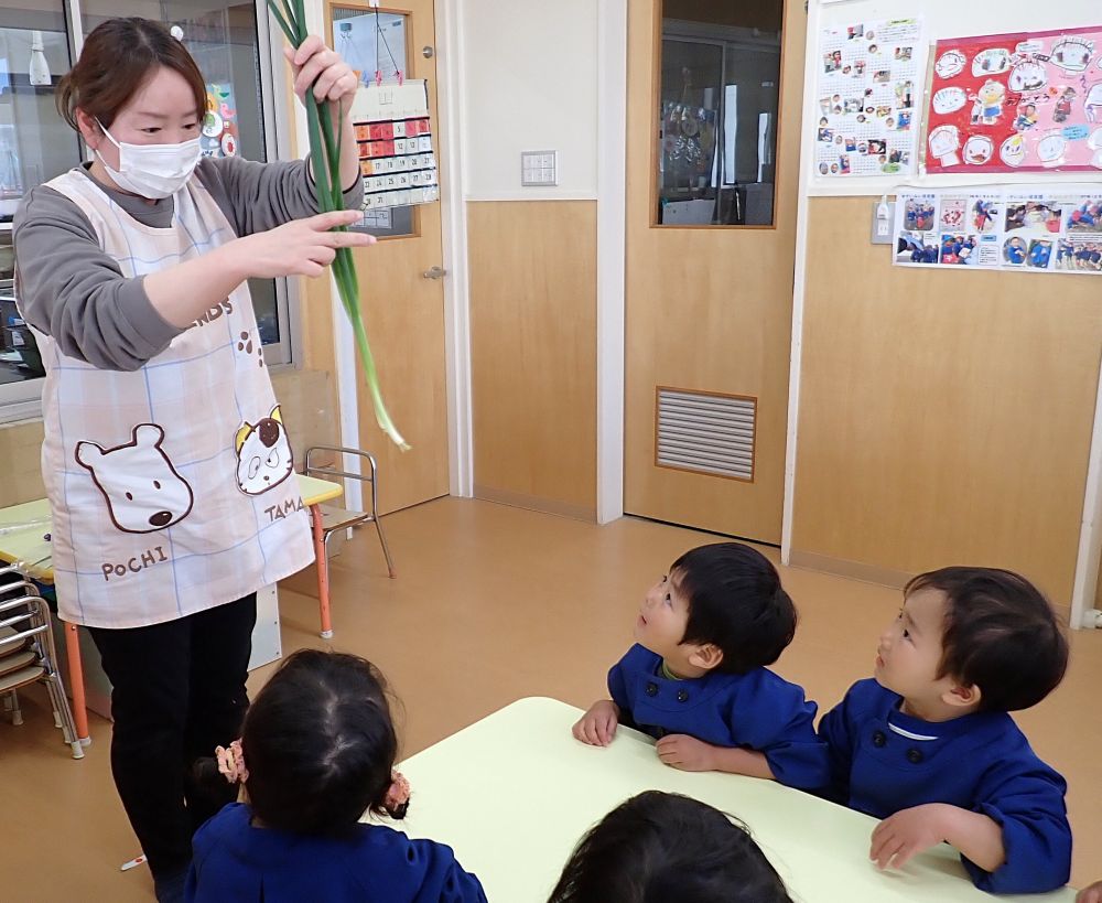 給食の先生に
わけぎとネギを見せてもらいました♪

「これは、ネギです😊」