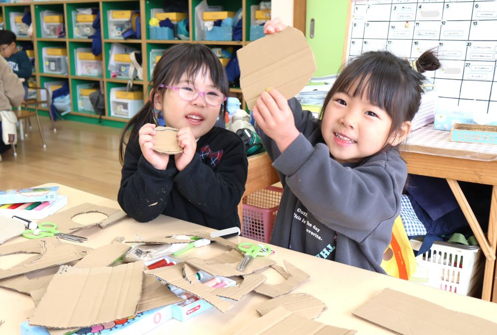 ごっこ遊びを楽しむなかで、遊びに必要な物を自分たちで用意し
遊びを進める楽しさを味わう姿がみられます



ごっこ遊びが大好きな友達が集まったチームでは、
『マック屋さん』をやってみることに♡

まずは必要不可欠なバンズの土台作り！
　「こーんな大きいのがあってもいいよね～」
　「Mちゃんは小さい子のために小さいのにしたんよ」
お客さんのことを思ってさまざまな大きさのバンズを作る！