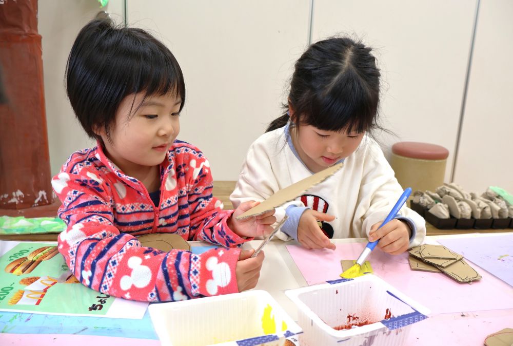 次はハンバーガーのトッピング作り！
　「チーズは絶対いるよね！」
　「これはトマトにしよーっと」
具材の形や色を再現するためにはどうしたらいいか考える！
完成した具を並べるなかで少ないトッピングの種類にも気付き、
友達と声を出し合って作る姿も♡