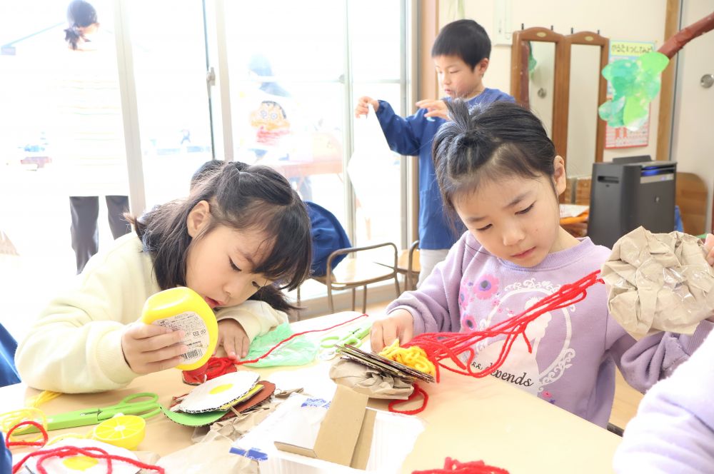 いよいよハンバーガーの集大成！
　「ケチャップとかソースも間に入っとるよね」
　「バラバラだったら食べにくいけ、くっつけようや！」
毛糸をソースに見立てて間に挟んだり、ボンドで丁寧にくっつけたり…
トッピングの組み合わせも一人ひとりの個性が輝く☆