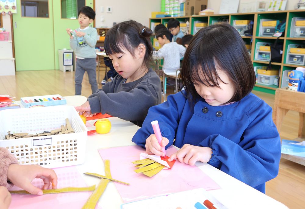 見たことや経験したことを友達に伝えながら、
いろいろな素材を使って表現することに夢中！



ポテトも欠かせない！
　「カリカリの小さいのとか長いのとかあるよね！」
　「なんかさ、マークみたいなのもついとるくない？」
ポテトの長さや形に違いがあることを話し合いながら
袋に詰めてマークも描いて…
イメージした物を再現することを楽しむ！