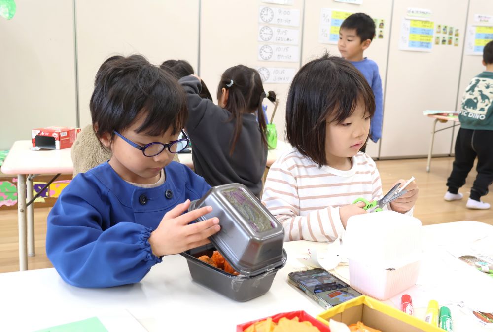 ナゲット作りでは入れ物にもこだわりがいっぱい
　「箱にもなんか模様があるよね」
　「パカって開けるためには…」
ナゲットを食べやすくするために同じ種類の容器を組み合わせて
端だけテープで止めるなどお客さんが食べやすいように考えながら
意見を出し合って作る姿も！