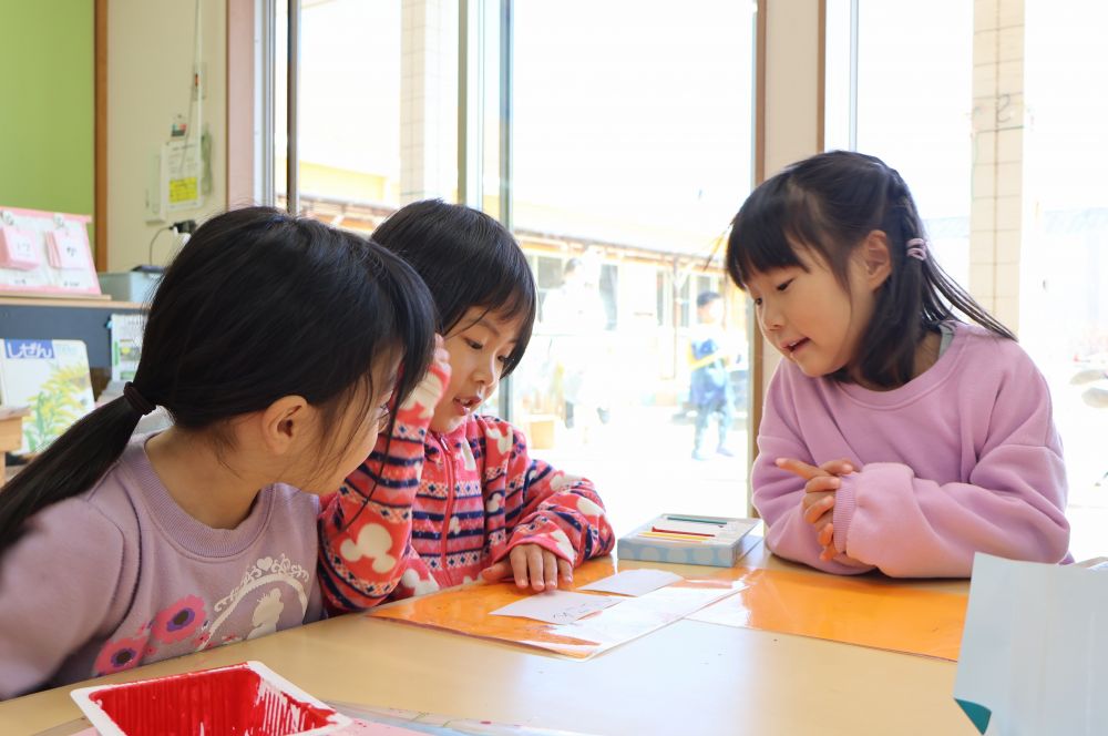 友達と一緒に取り組む中で自分にはなかった発想がいっぱい
いいなと思ったことを見つけて、真似て、一緒に試して！



メニュー作りも自分たちでやってみる
　「これでわかるかな～」
　「え！めっちゃ上手じゃん！」
ひらがなや伸ばし棒の形をよく見ながらゆっくり書いてみる
合っているかどうか紙とにらめっこをしていると友達からの言葉を聞いて
自然と自信がわいてくる様子も♡