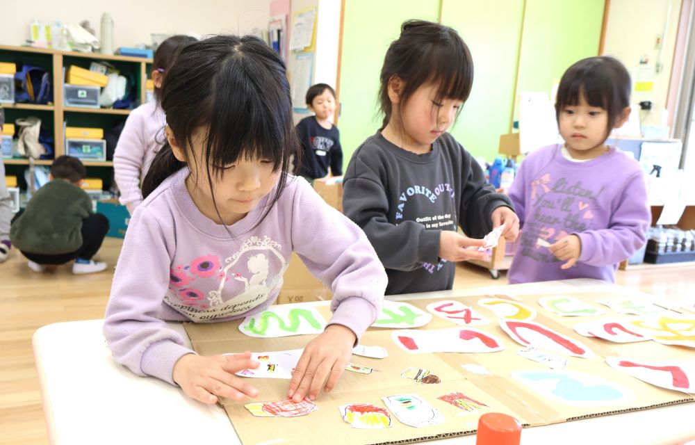 お客さんにお知らせするためには何がいるかな…
『やきりんごやさん』の時を思い出しながら看板作り！
文字だけでなくポテトやハンバーガーなどの
絵を描いて貼ってみるなど誰が見ても分かるように！