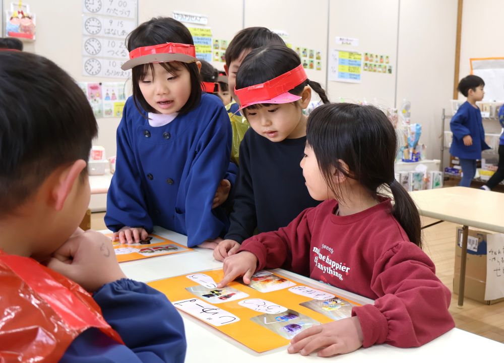 他のチームの友達を呼んでお店屋さんをやってみる！
　「お客さんから違うのが届いたよって言われたね」
　「なかなか注文が決まらないお客さんもおったんよ」
実践してみる中で気付いた事や困った事を共有！
そのためにどうすればいいか振り返りを通して
他のチームの友達の意見も聞きながら考える！

遊びを通して子どもたちの成長を感じます♡