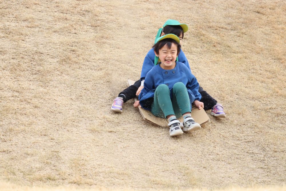 黒崎水路にちょっと用事がありまして
令和７年度修了写真の撮影に行きました

写真撮影はすぐに終わったので、準備をしていた段ボールを使って芝滑りを楽しみました