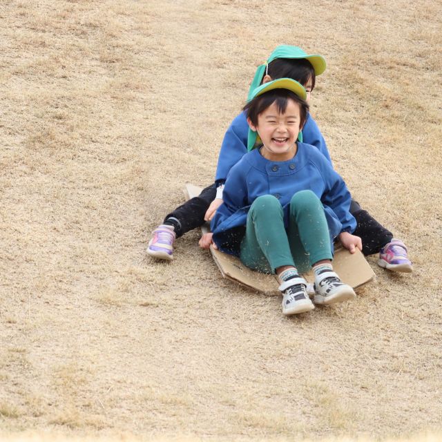 ＊　5歳児　芝滑り　＊