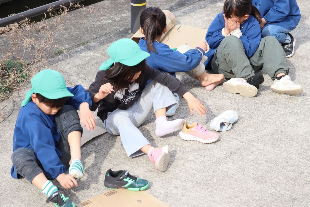 この季節ならでは？
枯れた芝が靴の中まで入ってきますが、後のメンテナンスも自分たちで行います