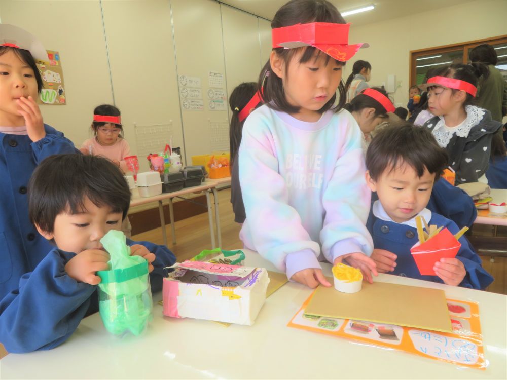 
ゾウ組さんのお部屋に遊びに行ってきました！


マック屋さん
優しく手をひき席に案内してくれる店員さん
「いらっしゃいませ」
「どれにしますか？」
「これ！」
そんなやりとりを楽しみながら、運ばれてきたハンバーガーやポテト
を大きな口で食べる真似をするN君とS君…
嬉しそうにニコニコ楽しんでいました

