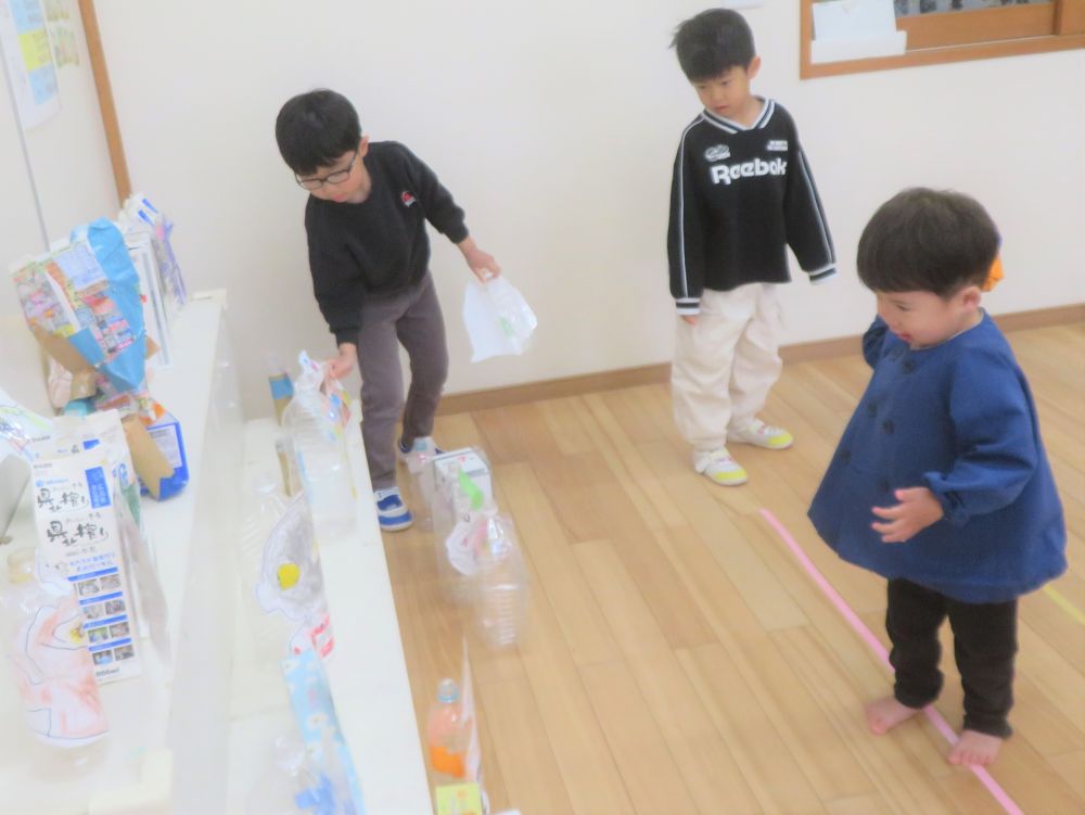 コロコロゲームセンター
たくさんのボールの中からお気に入りを選ぶと
狙いを定めて力いっぱいポーン！
ボールが当たるとゾウ組のお兄ちゃん達も一緒に喜んでくれて
「やったーやったー！」と嬉しそうなSくんです