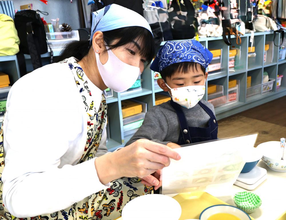 今年度初めてキリン・ゾウ組対象の親子クッキングを計画しました。
前回は５月に実施し、少し間があきましたが、念願の第二弾を実施しました。

今回は【マドレーヌ】に挑戦です♡

普段食べているおやつも今日はおうちの人と作ります。
おうちの人と一緒にエプロン・三角巾をつけて・・・
いつもと違う雰囲気にドキドキしながら準備万端です！！