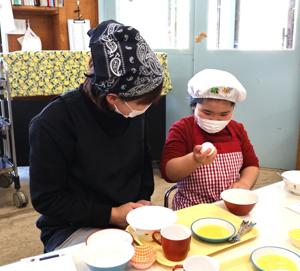 「卵、割れる？」
「やってみるー」
家では心配でついつい手を出してしましますが、今日は見守りながら・・・

「じょうずに割れたよ！」
「上手だね」「すごいよ！」

たくさんうれしい言葉が飛び交いながら順調に作業が進みます
