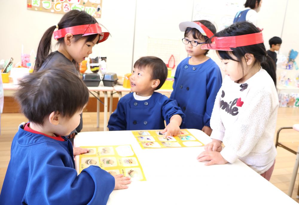 見た事・経験した事を真似しながら遊びが広がっています


ゾウ組さんの部屋から戻って来たヒヨコ組さん
園庭に戻るとさっそくお店屋さんごっこがはじまりました！