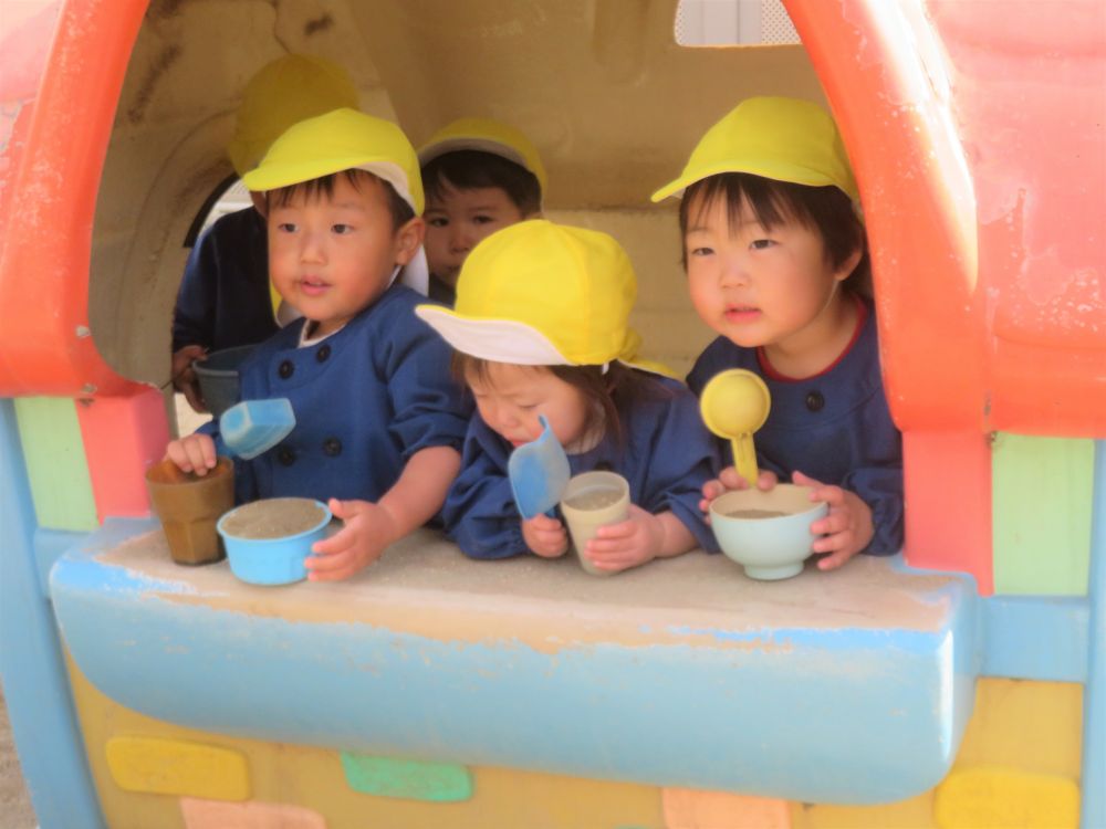 「いらっしゃいませー！」
思い思いの料理を砂で作りお店屋さんになりきって遊びます
「何がいいですか？」
「アイス下さい」
「はい分かりました」
「ラーメンもありますよ」

どんどん会話も広がります