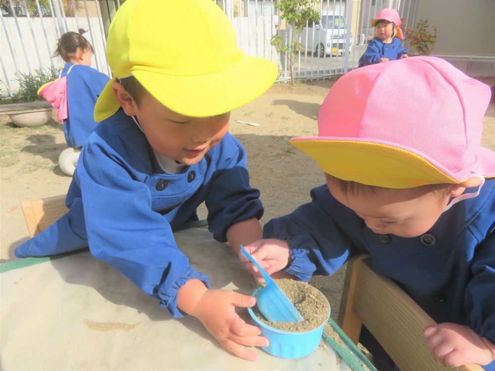 そこへウサギ組の友達もイスに座っているのを見つけたY君
「はい、お待たせしました」
「どうぞ～」
優しく料理を差し出します
言葉がなくても相手の思いを感じとる…

お兄ちゃんお姉ちゃんたちにしてもらった事を真似しているようです
なんだか心が温かくなりました♡