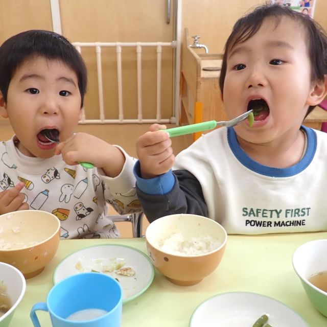 ＊　給食時間の様子　（すいみい保育園）　＊