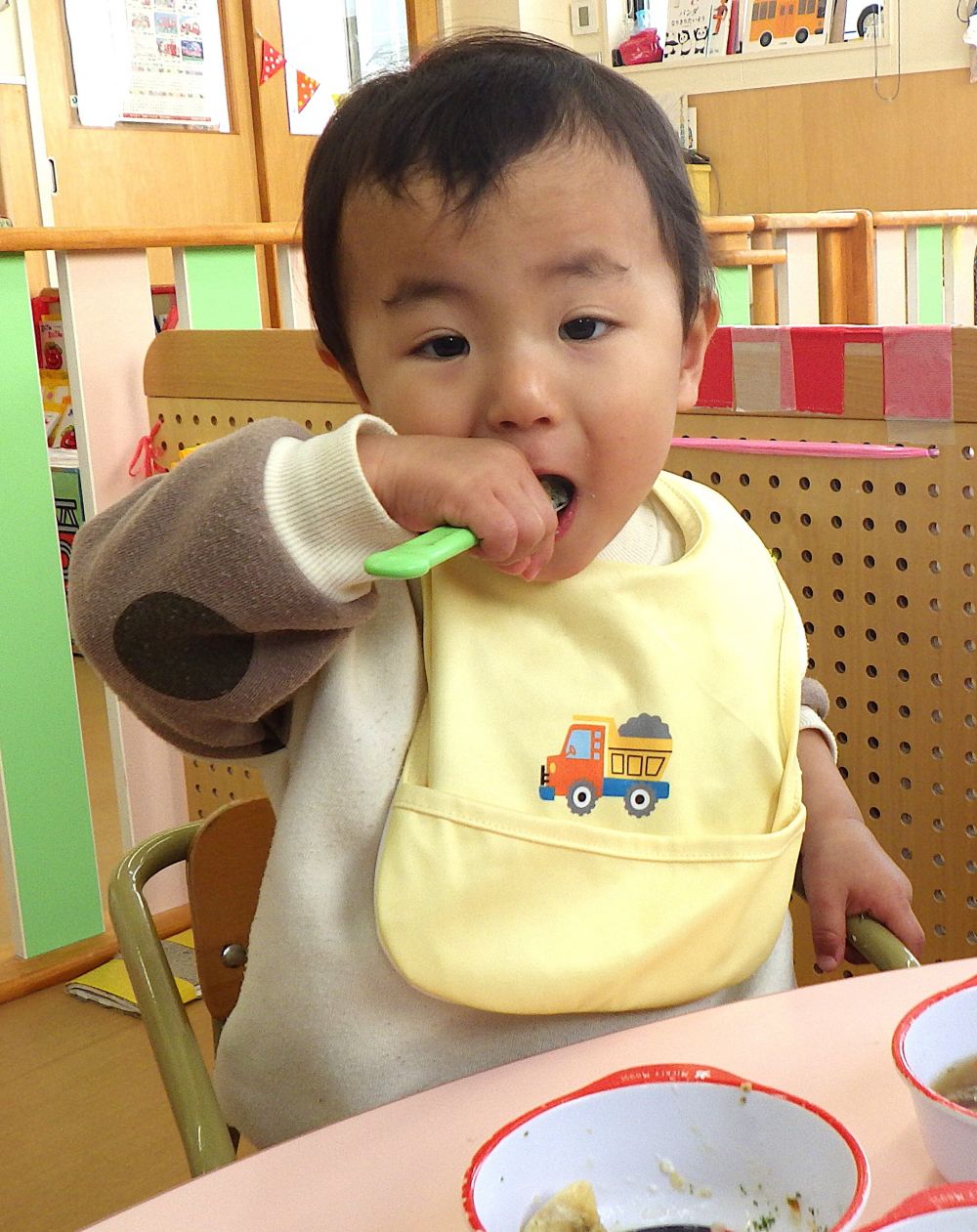 🐰うさぎ組さんは、
上手にスプーンですくって食べています。
給食をおいしそうに食べている姿を見ると
とても嬉しく思います😊