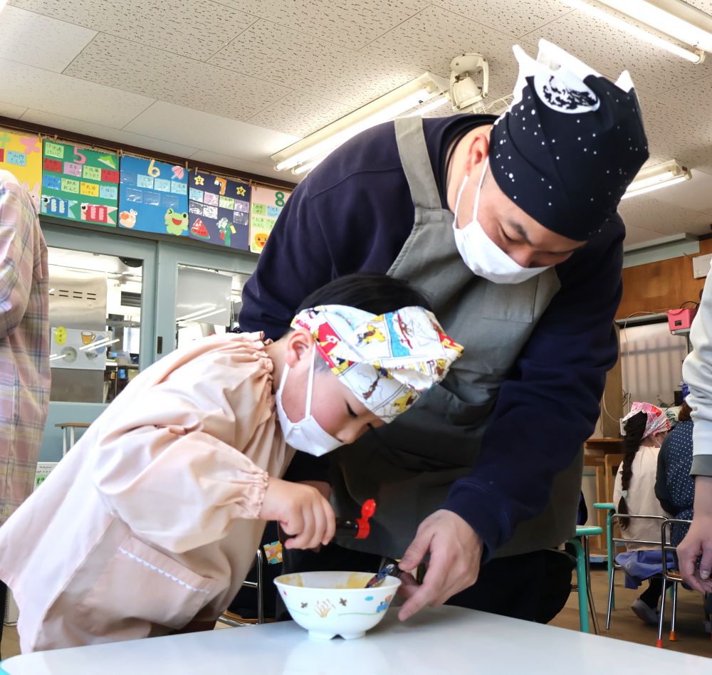 卵液に牛乳入れて、混ぜ混ぜ・・・
ホットケーキ粉、砂糖を入れて混ぜ混ぜ・・・
生地が出来上がってきました♡

「美味しくな～れ　美味しくな～れ」

仕上げにバニラエッセンスを３滴入れましょう！

丁寧に真剣にバニラエッセンスを振り入れます（笑）
生地の完成です♡

