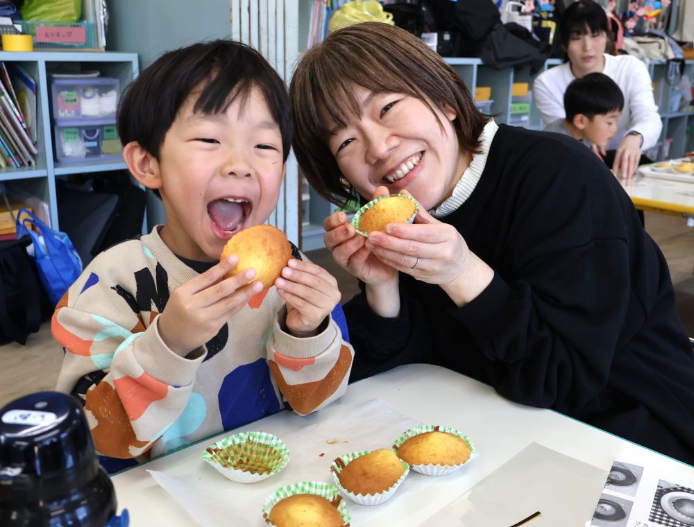 給食室からいい匂いがしてきました♡

「いいにおい～～～」
「早く食べたいー」
気になって給食室をチラチラ

お待たせしました♡
さあ、みんなでいただきまーす♡
