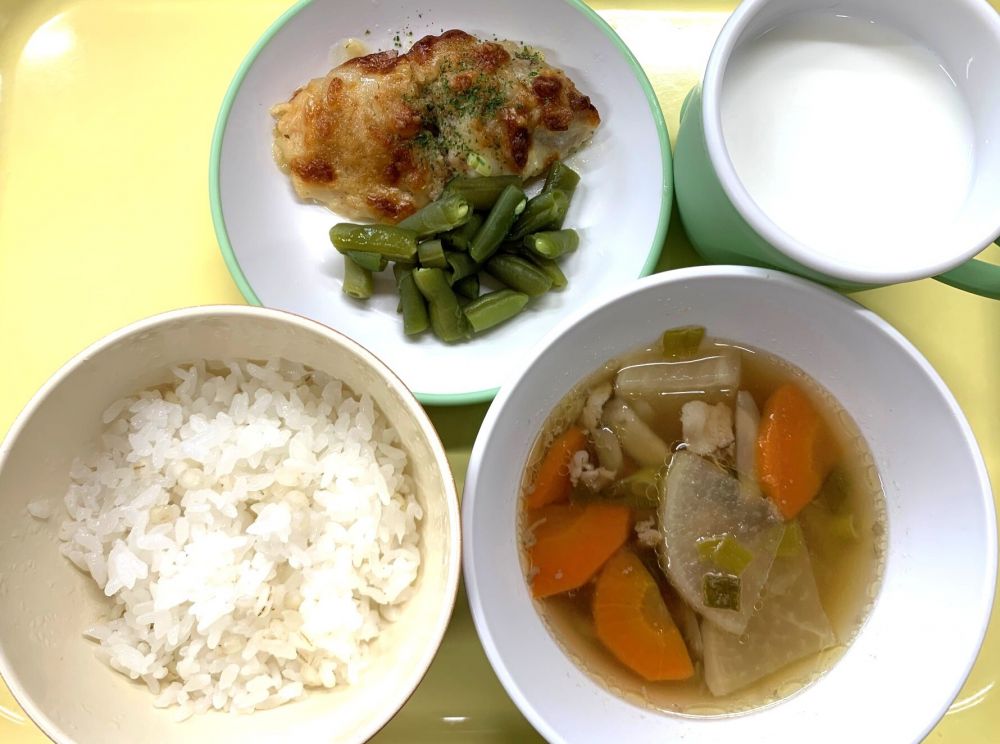 麦ご飯

赤魚のみそマヨチーズ焼き

いんげんのソテー

沢煮椀

牛乳