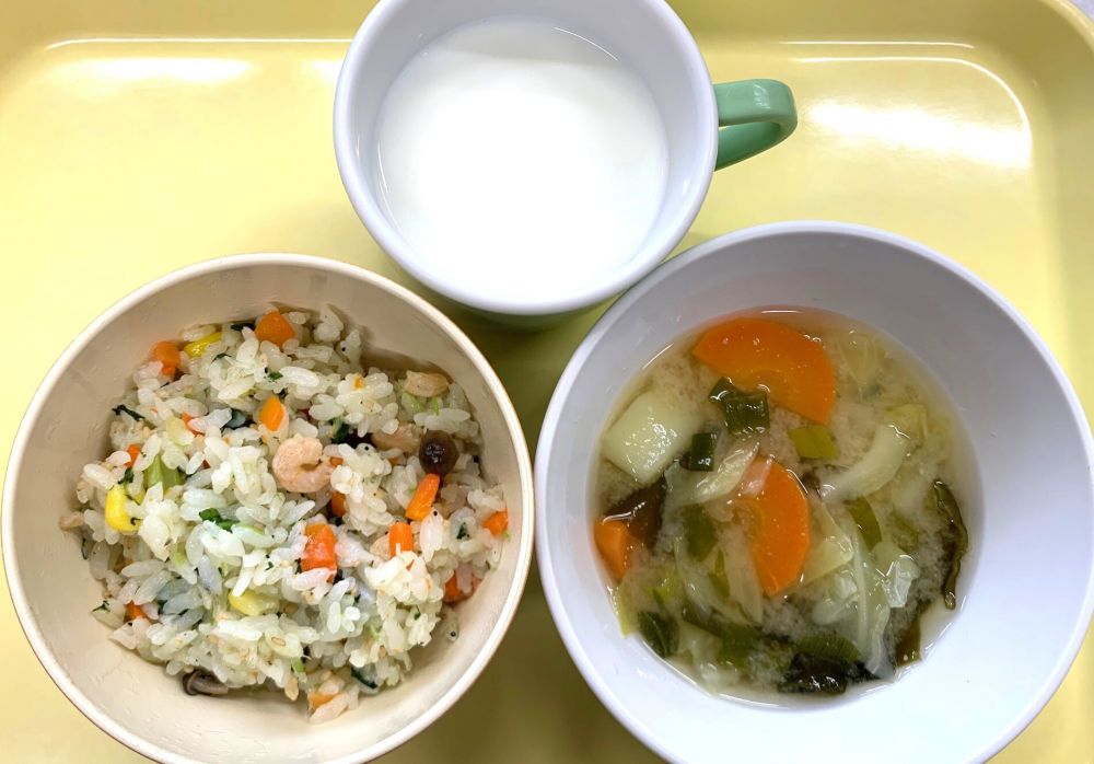 じゃこ入り炒飯

キャベツのみそ汁

牛乳