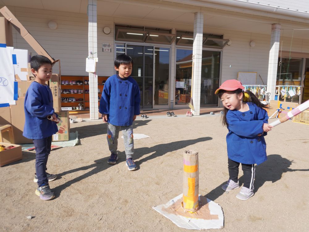 言葉のやりとりも自然になってきてことで
遊びももっと盛り上がってきました！！
お客さんも定員さんも”一緒に楽しむ”♡



「もうちょっと下！」
「いけ！打てる！」
側で見守りながら応援する♡