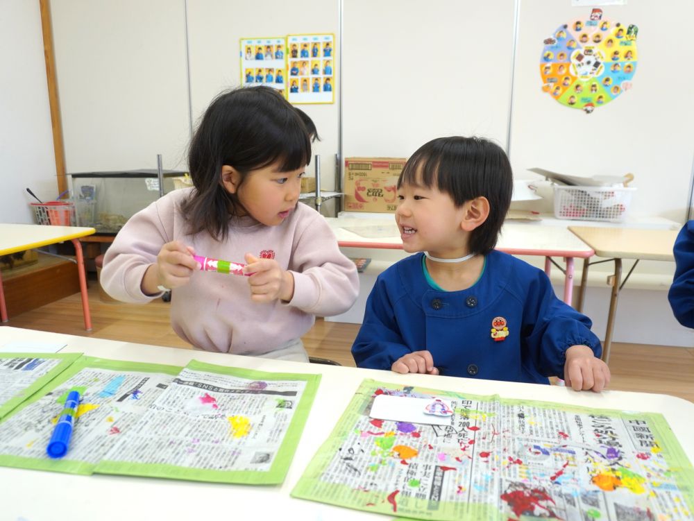 「絵描いてあげよっか？何がいい？」
「かっこいいの！パープルも入れてね！」
「かっこいい紫ねオッケー！」
お客さんの注文をなんでも聞いてくれる定員さん♡