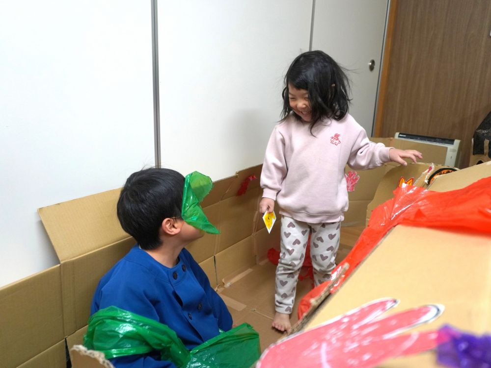 「ワーーーーーー！」
「びっくりしたあ～おもしろい～♡」
クマ組さんまでは怖くて入れない子が多かったおばけやしき
リス組さんは楽しんでくれました♪