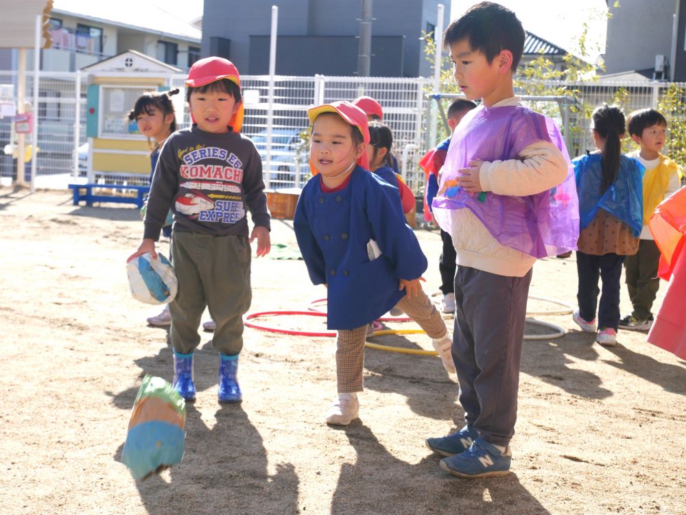 廃材を使って遊ぶ事に
興味を持ち始めたリス組さん
「こんな物作れるんだ！！」
憧れと尊敬の眼差しでゾウ組さんの作っている
ゲームやお店屋さんを見ていました



遊び方を丁寧に教えてくれるYくん
KちゃんとHくんも真剣に話を聞いていざ実践！！
「ボール投げたら上手く入った」
「楽しい！！もう１回やりたい」
「ゾウ組さんってスゴイ」
何度も繰り返し楽しみました