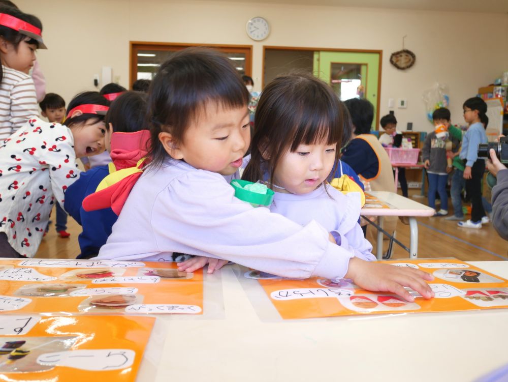 保育室にはみんなの大好きな
ポテトやハンバーガーのお店も♡
「何注文する？」
「店員さん呼んでみる？」
「すみませーん♡」
リス組さんもお客さんになりきって楽しみます
