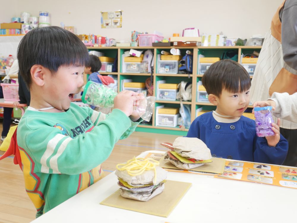 「これメロンジュースなんだって～」
「すご～い！！ペットボトルで作れるんじゃね」
「これはハンバーガーよ！紐で作ってるね～」
どうやって作っているのか・・・何で出来ているのか・・・
じっくり観察するHくん
「僕も作ってみようかな～♡」
こうやって少しずつ廃材を使った遊びに興味を示し
自分たちもやってみよう・・・と
遊びが広がり始めていくのでしょうね
