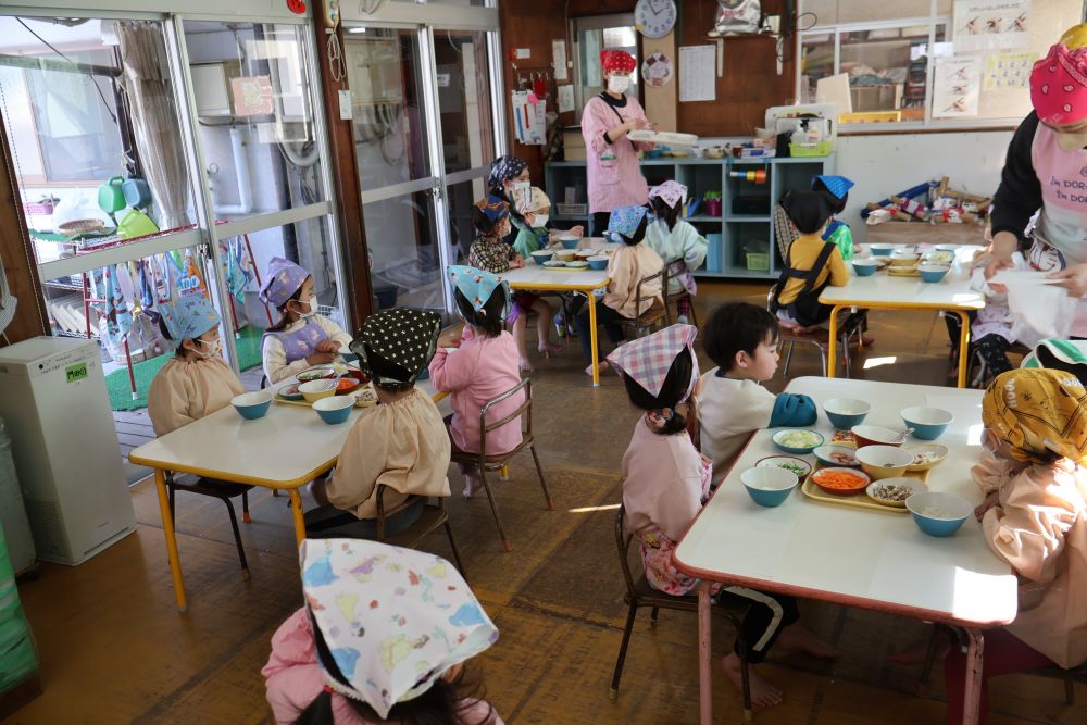 待ちに待ったクッキング！
楽しみにしていたので、お昼寝の寝起きもバッチリ✨(笑)

エプロンと三角巾の準備もすっかり上手になったリス組さん♡

今日はライスピザを作りましたよ～！