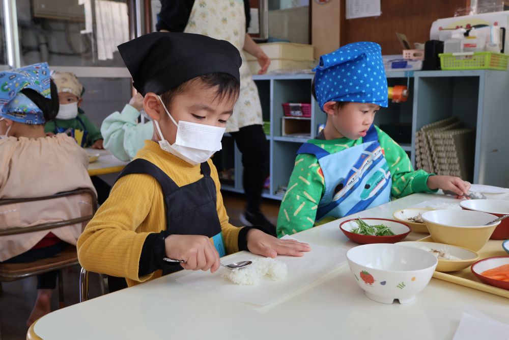 まずはご飯を広げてピザ生地作りから！

いろんな形のピザが出来上がりそうな予感にわくわく♡