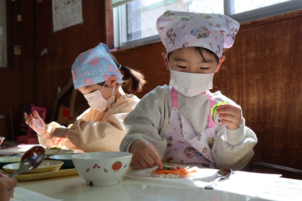 『ピザのトッピングってなにがあるかな？』

コーン、ウインナー、ピーマン、きのこ・・・
いろんな予想をしていたリス組さん☆
ウインナーは大当たりでした！

「ちょっとのせてみようかな～」
野菜やきのこも、自分でトッピングしたらおいしくなるかも！？♡

美味しくなぁ～れ♡♡♡