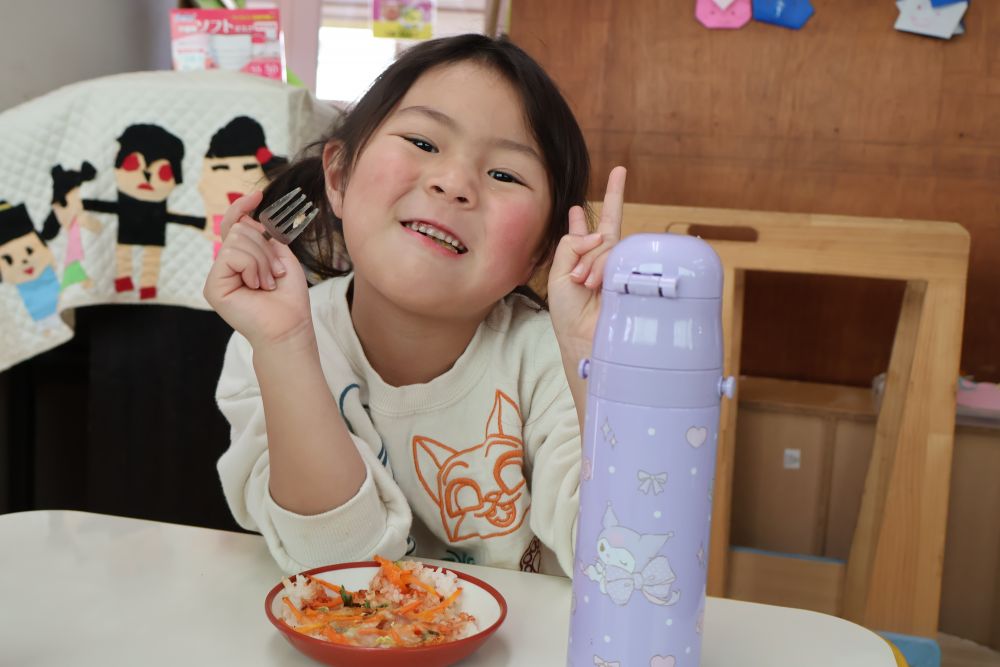 「美味し〜✨」
表情からも伝わるおいしさ♡

「カリカリのごはんうんまぁ〜い！」
「ウインナーもおいしい！」
「なんか野菜もおいしいかも！」

楽しいクッキングになりましたよ！

次のクッキングはゾウ組さんににったから♡
出来ることも増えて、何を作るのか楽しみだね♡