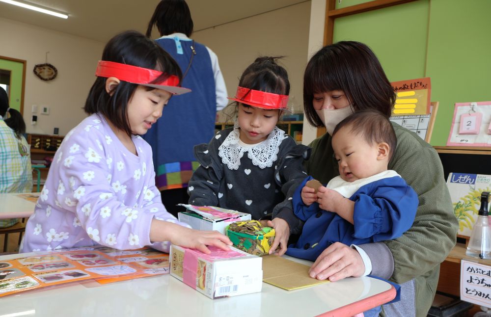 おみせやさんを準備してきたゾウぐみさん！
友達と一緒に作りあげて、、、
異年齢の子を招待しついに開店☆
おみせやさんになるんだという実感がわきドキドキワクワクの表情♡


『あまくておいしいまっくちゃん』に弟が来て嬉しいIちゃん
「Kくんどーぞ♡」
じっとナゲットを見て興味津々のKくん！